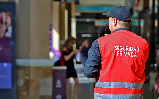 Guardia de seguridad privada en centro comercial o acceso interior