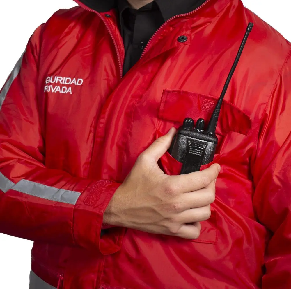 Detalle de guardia de seguridad con radio de comunicación