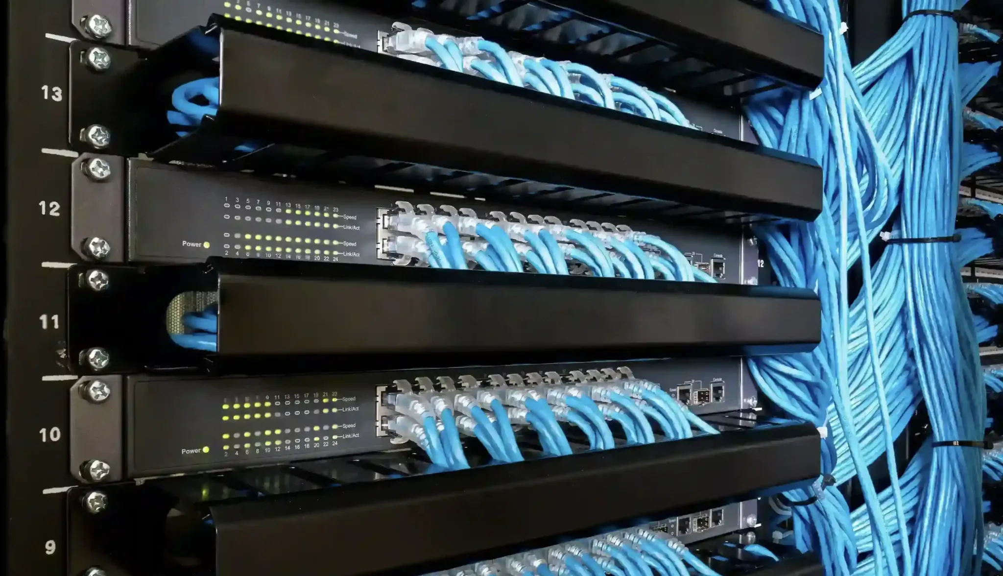 Rack de comunicaciones, switches y cableado estructurado MGS